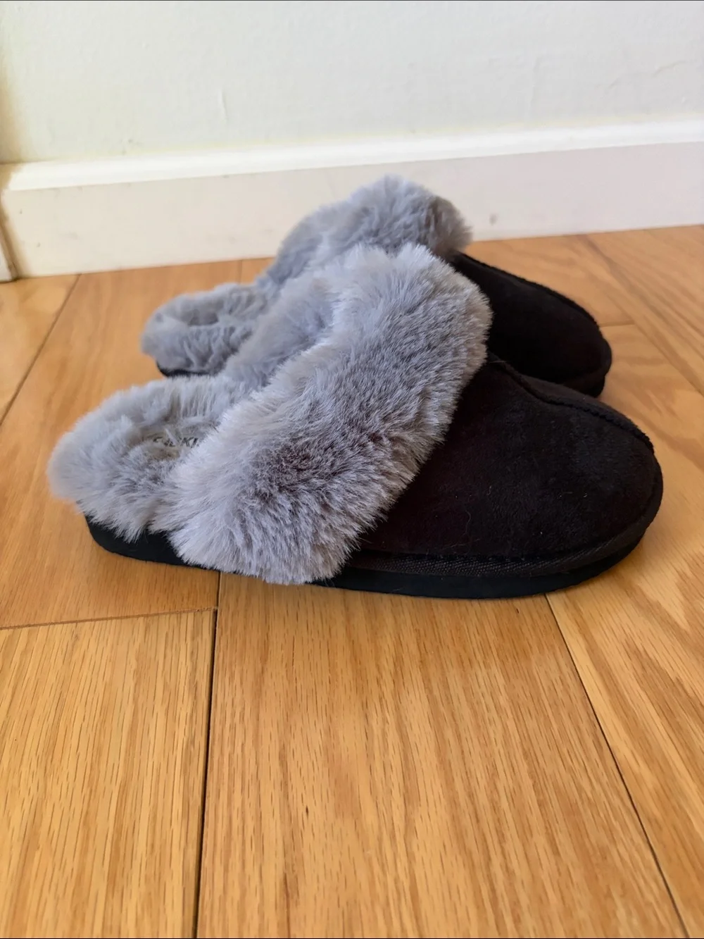 fabKids Black Slip-On Kids Slippers with Gray Faux Fur Cuff size 4